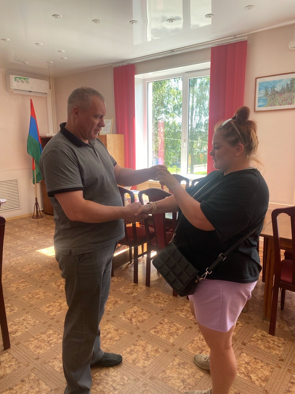 В Пряже сироте вручили ключи от новой квартиры