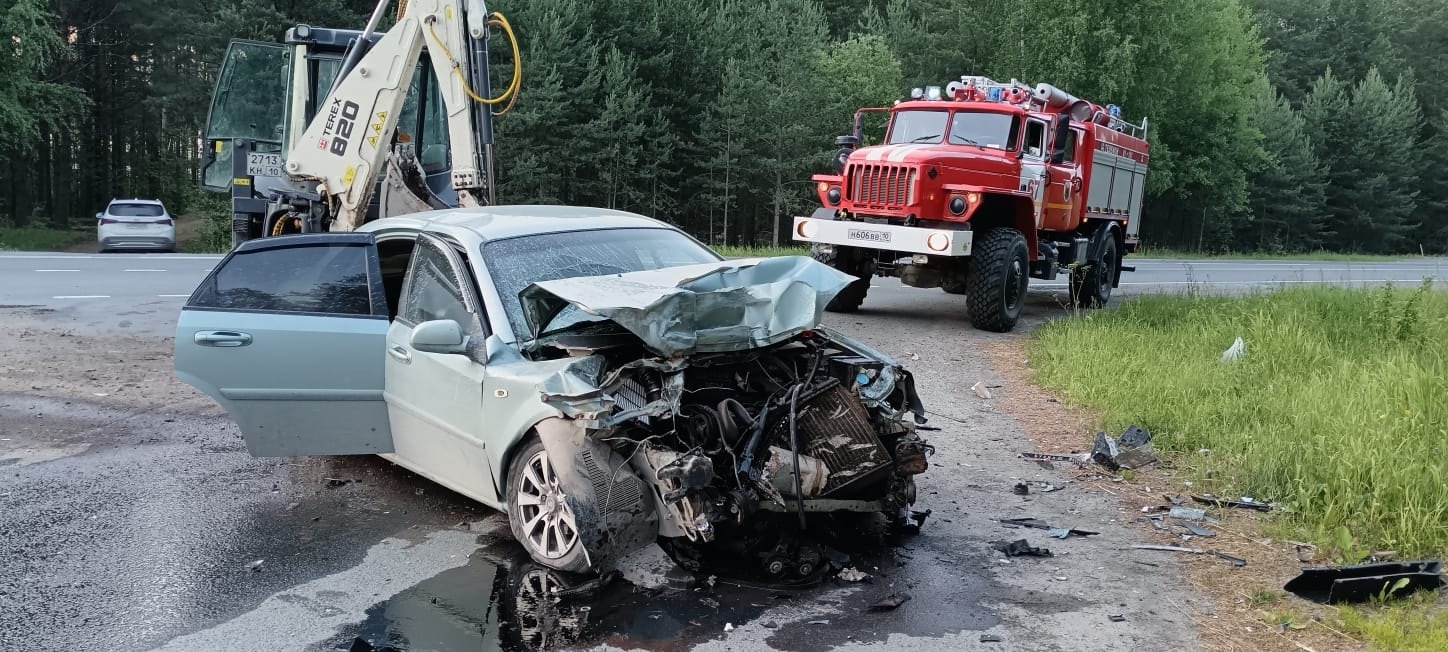 Пострадавшего в лобовом столкновении с трактором на трассе в Карелии передали медикам