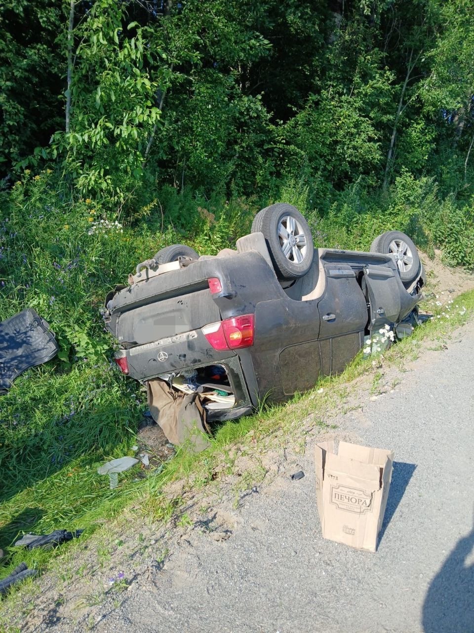 Иномарка легла на крышу на востоке Карелии - 8 спасателей работали на месте ДТП