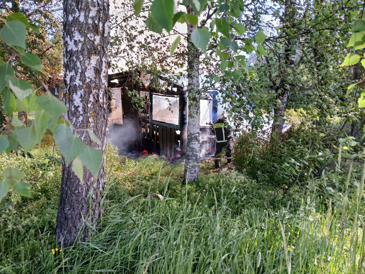 Заброшенный дом полыхал в поселке Карелии