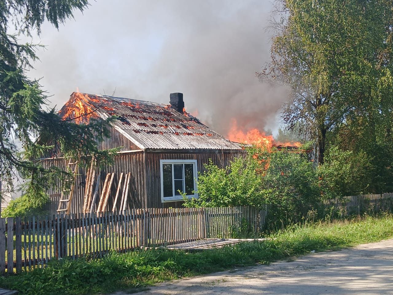 Появились фото бушующего пожара жилого дома в поселке Карелии