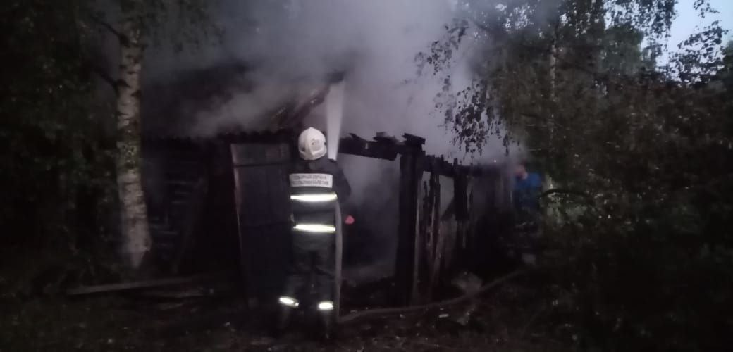 Ночной пожар уничтожил баню в поселке Карелии