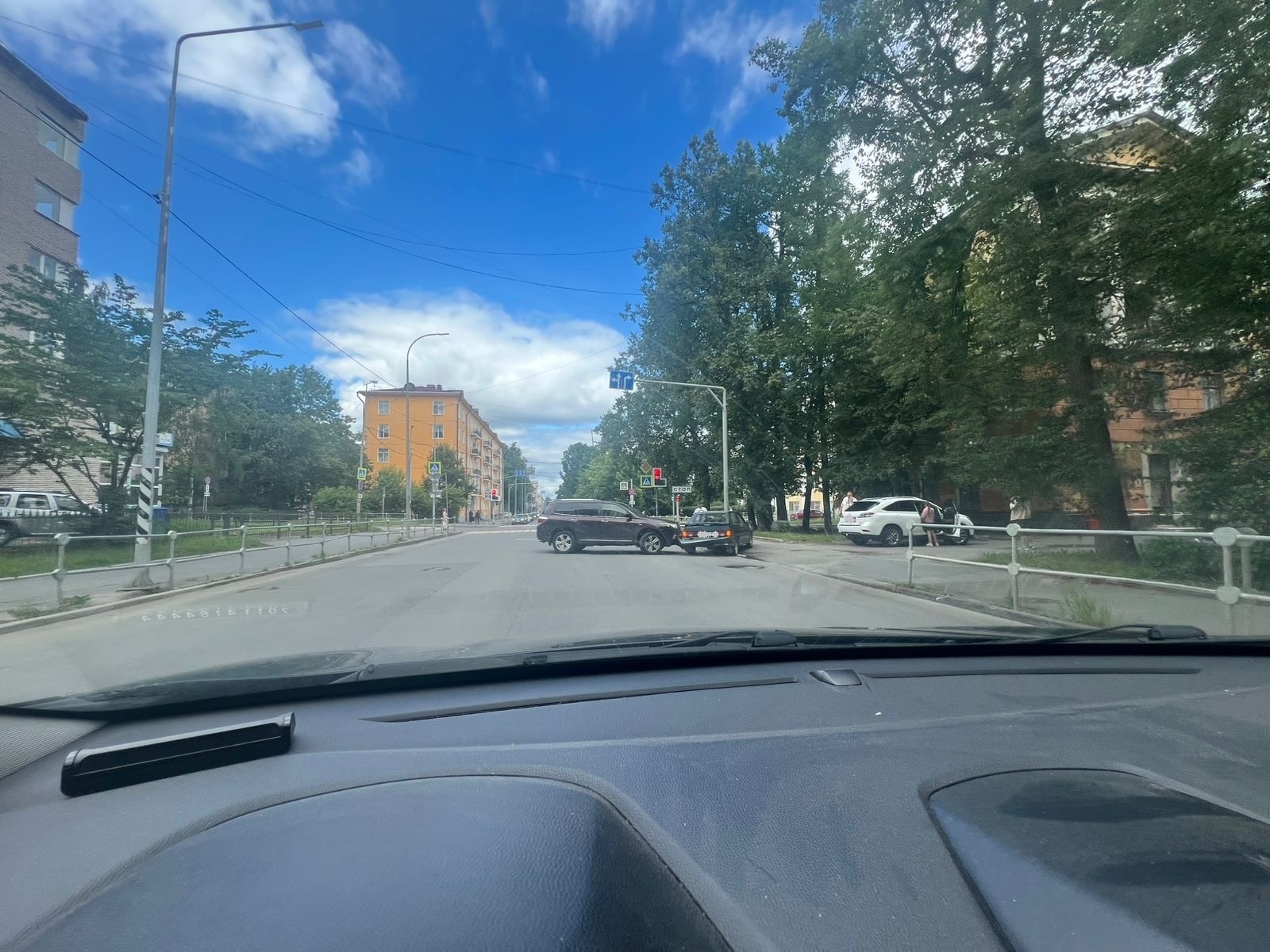 Окно в потоке машин навлекло беды на автомобили в центре Петрозаводска