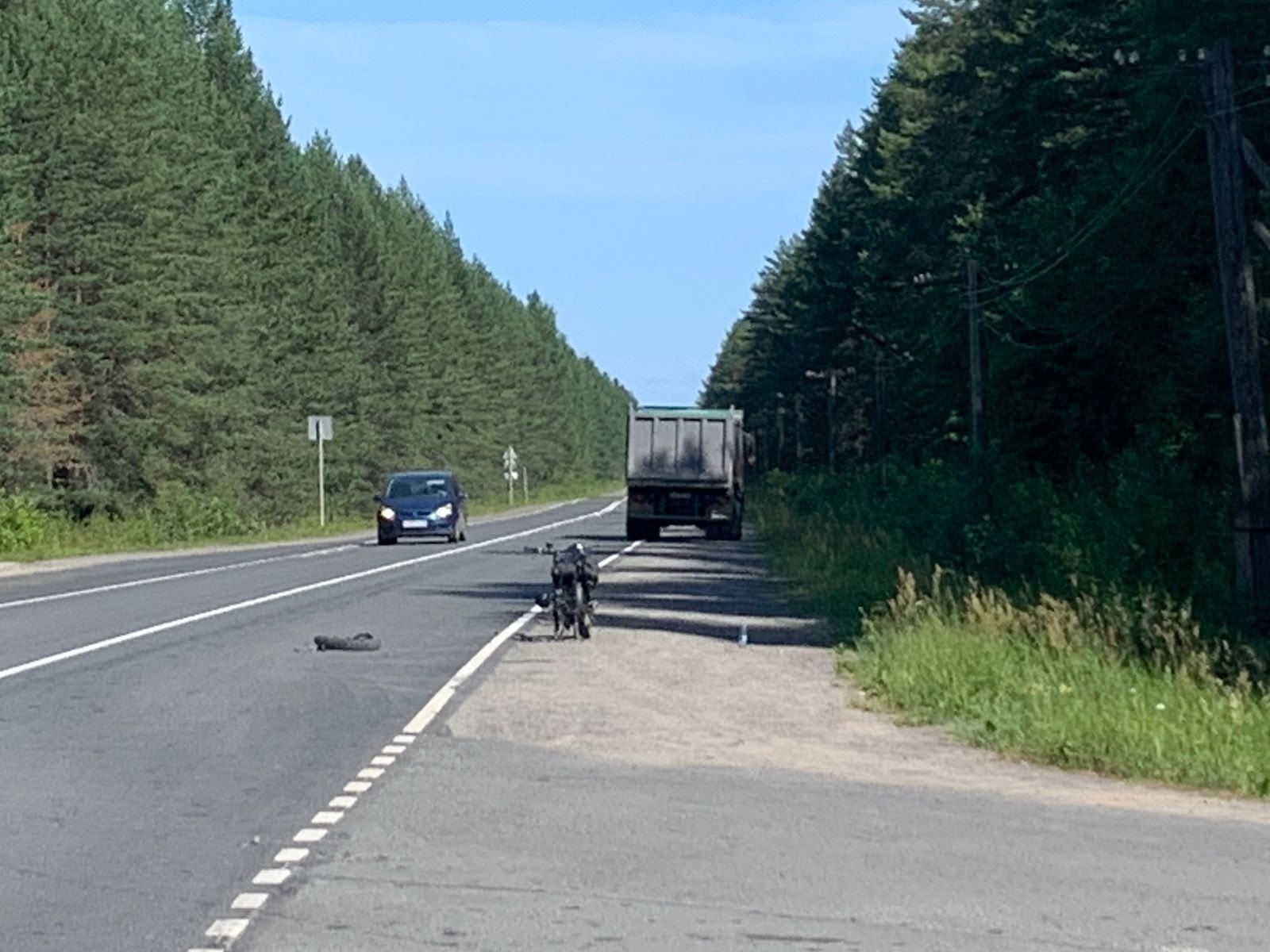 Водитель упал с электровелосипеда, транспорт угодил под грузовоз в одном из районов Карелии