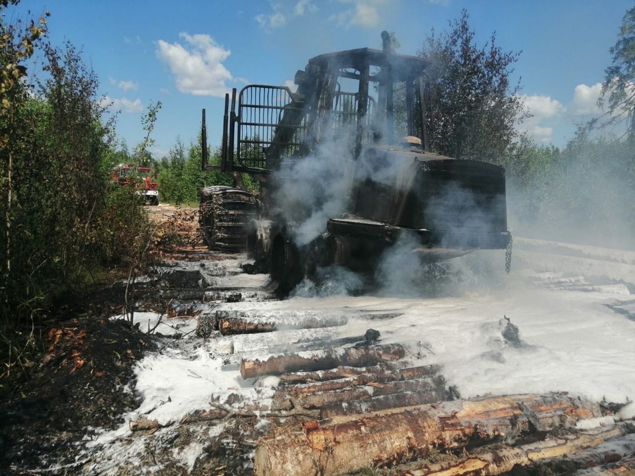 Форвардер загорелся на лесозаготовках в Пудожском районе