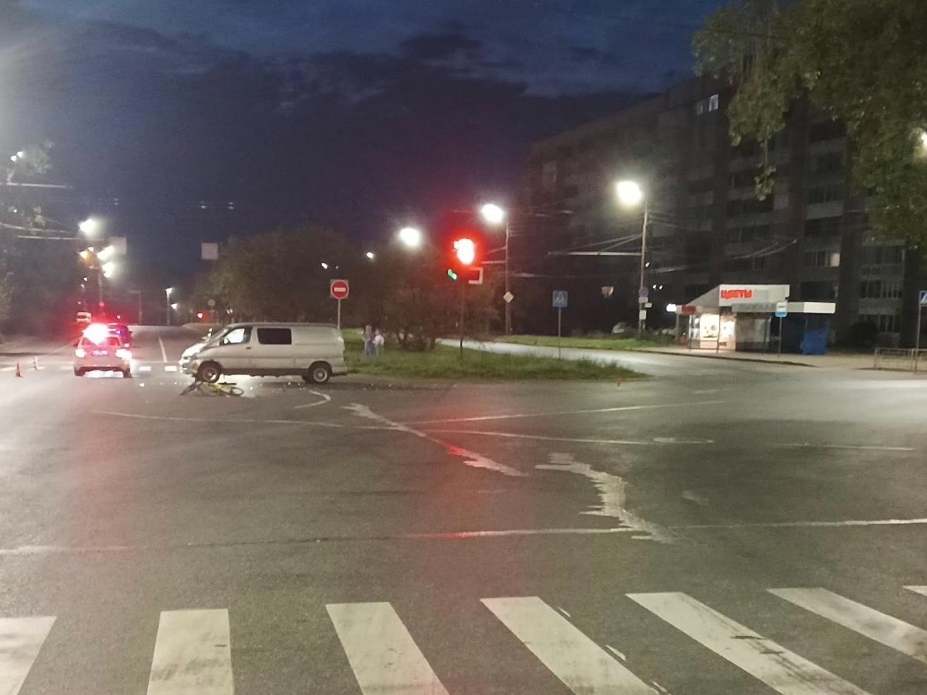 Стало известно, кто ехал на красный перед ДТП, где фургон протащил велосипедиста в Петрозаводске