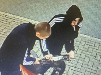Полиция разыскивает молодых людей, которые увели скутер в Петрозаводске