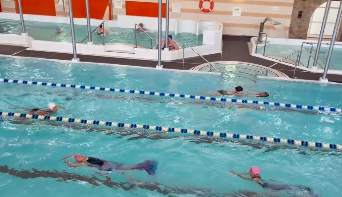 Соревнования русалок прошли в бассейне Петрозаводска