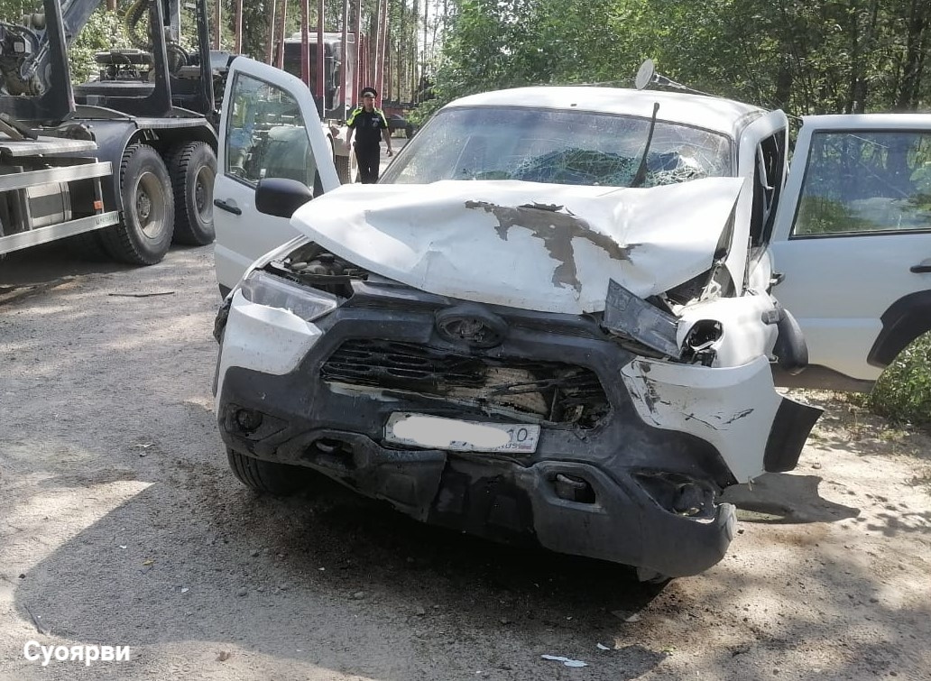 ДТП закончилось госпитализацией: грузовоз и легковушка не поделили дорогу в Суоярвском округе
