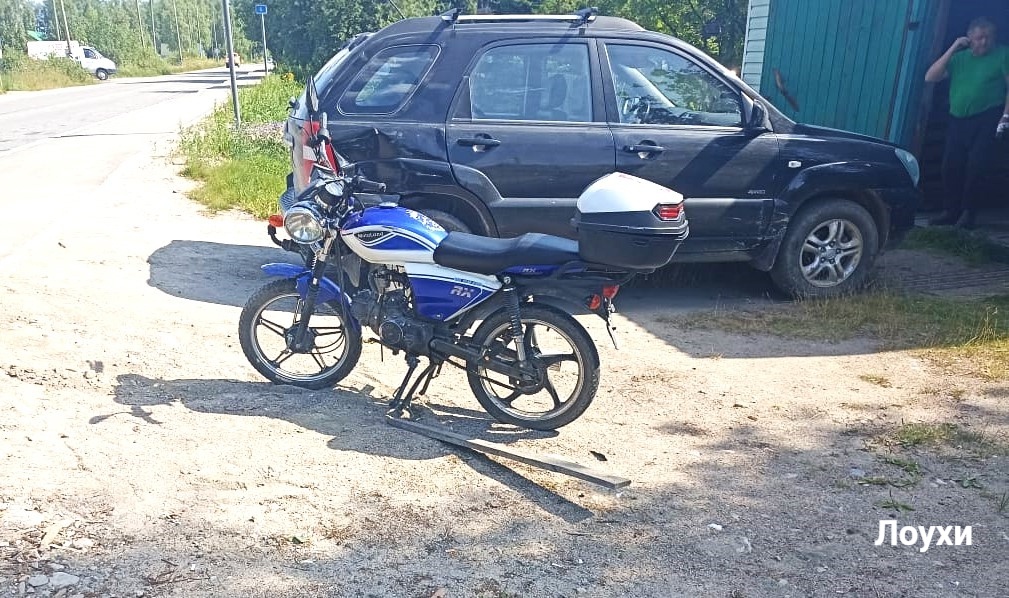 Байкершу без прав снес пожилой водитель иномарки, когда выезжал со двора у поселка Лоухи