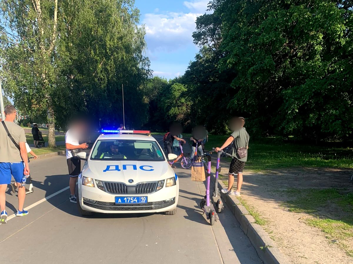 Самокатчики игнорируют запрет и разъезжают по набережной Петрозаводска