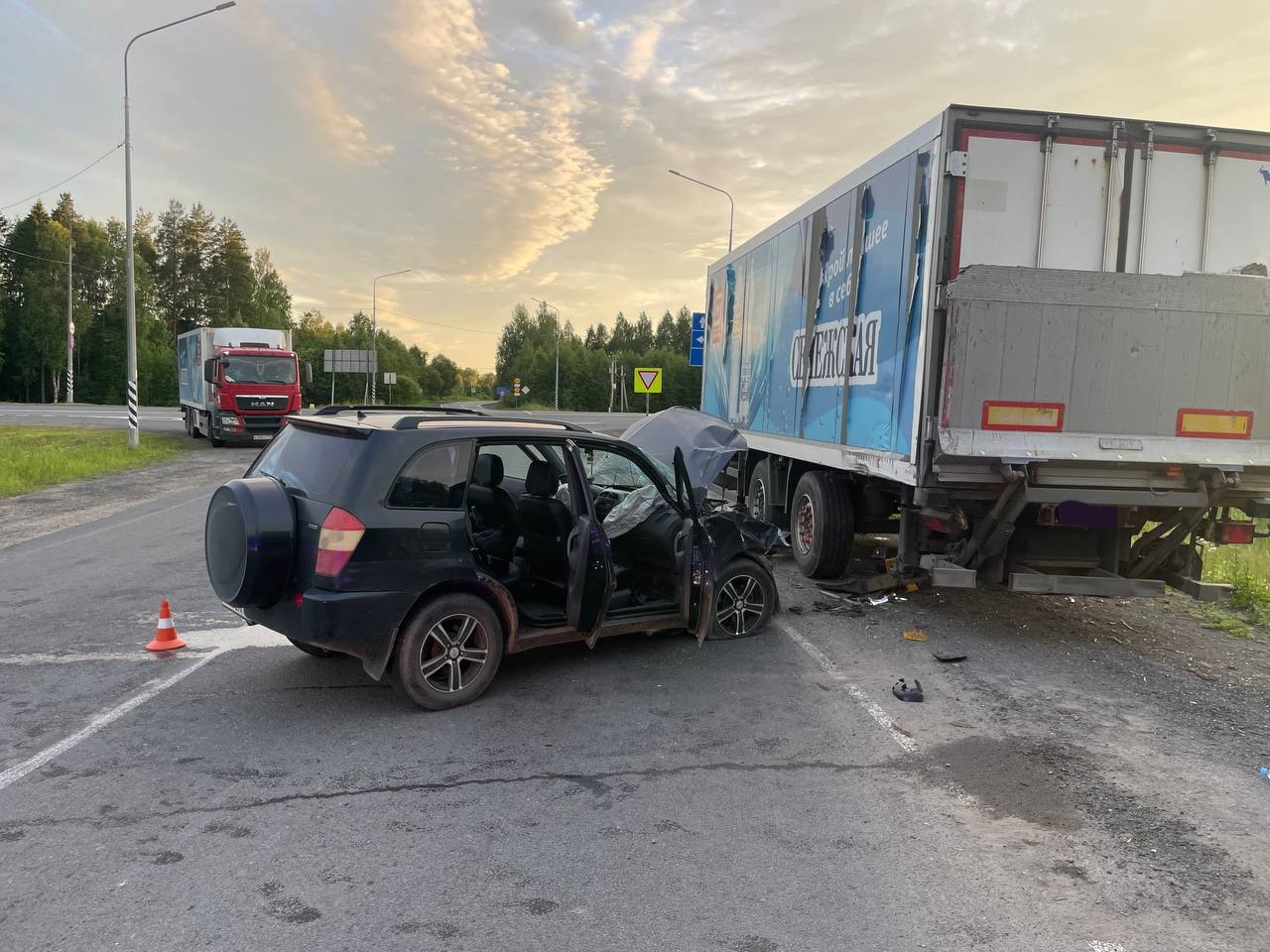 Появились фото с места аварии в Карелии, где автоледи из крутого поворота влетела в прицеп на обочине