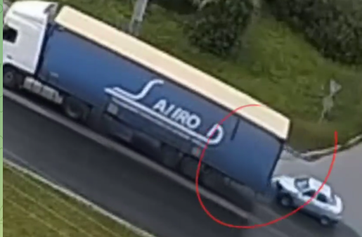 Пожилой водитель влетел в фуру в оживленном районе Петрозаводска