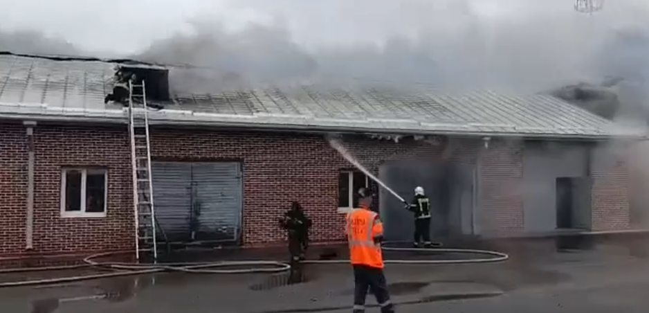 Прокуратура организовала проверку после возгорания мастерской железной дороги в Карелии