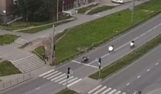 Мотоциклисты устроили опасные виражи в Петрозаводске и уехали от полиции после ДТП