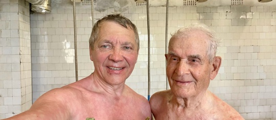 Не сломлен судебным процессом: Белуга схлестнулся веником со столетним ветераном