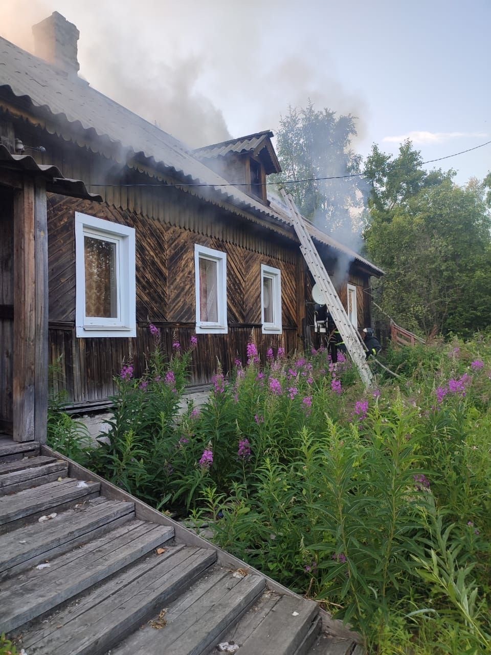 Повреждена крыша и одна из квартир: жилой дом загорелся вечером в Кеми