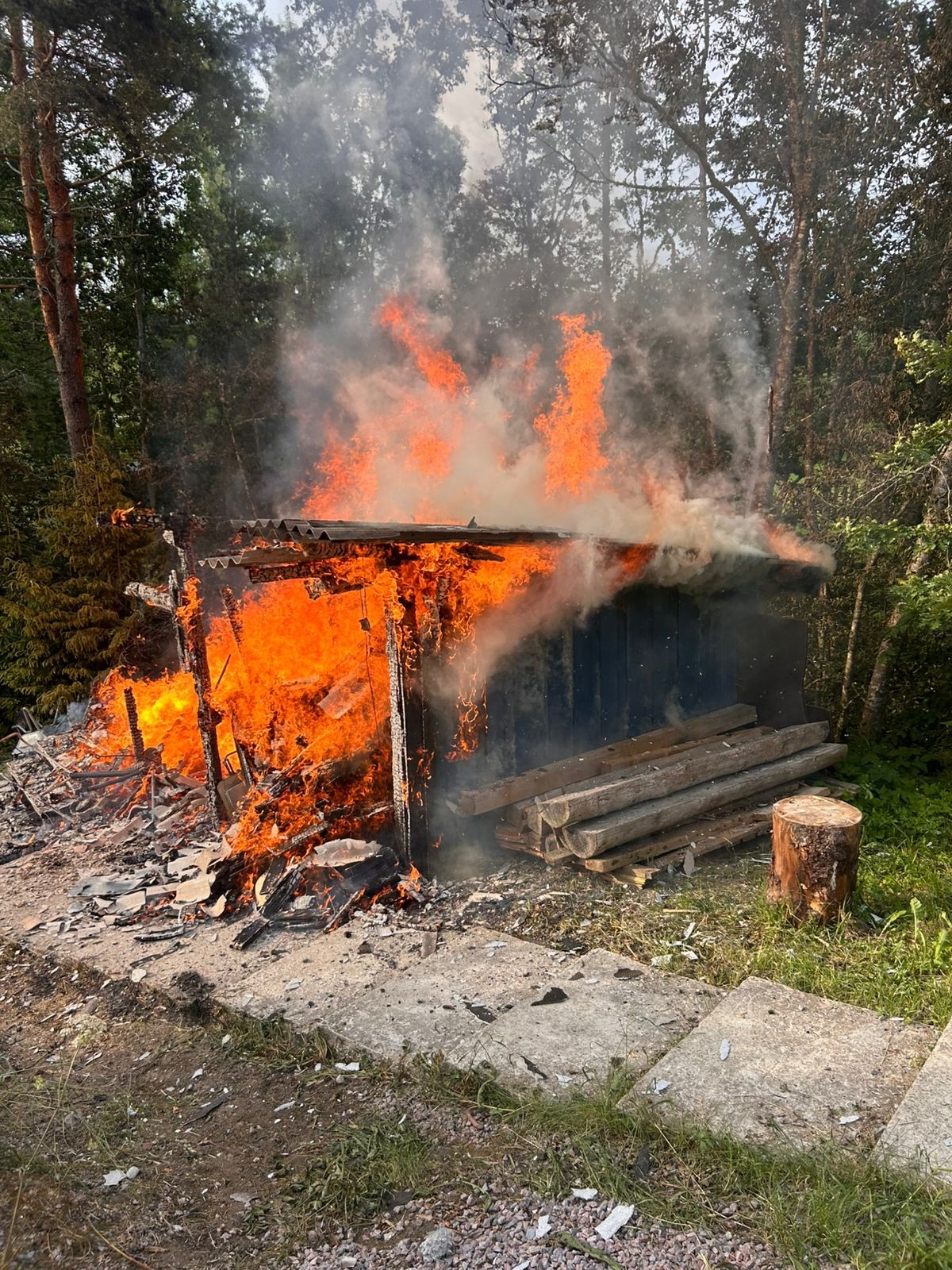 Сарай сгорел у дачников в Сортавальском округе Карелии