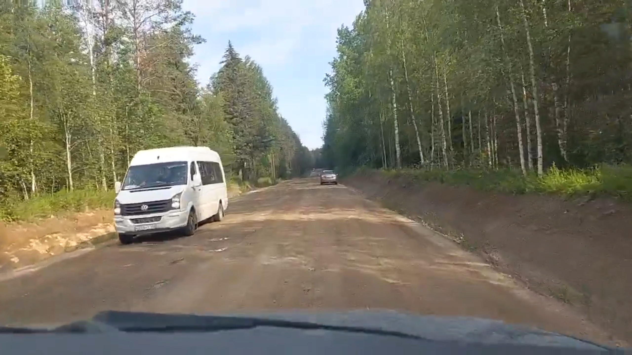 «Поцелуй туристам, издевательство над местными»: в Карелии снова скандал из-за разбитой дороги