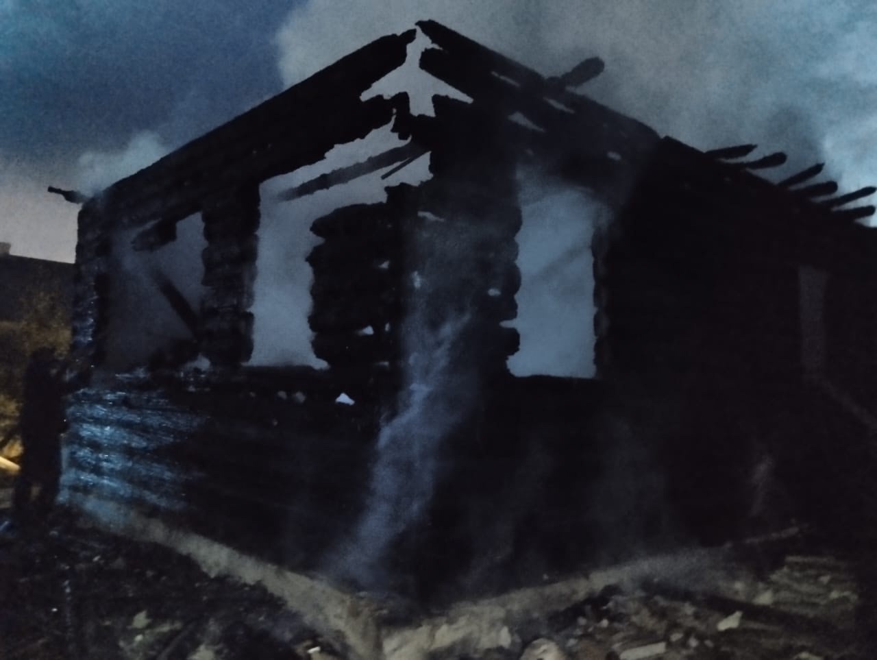 Появились подробности вчерашнего пожара в Олонецком районе, где огонь охватил огромный бревенчатый дом