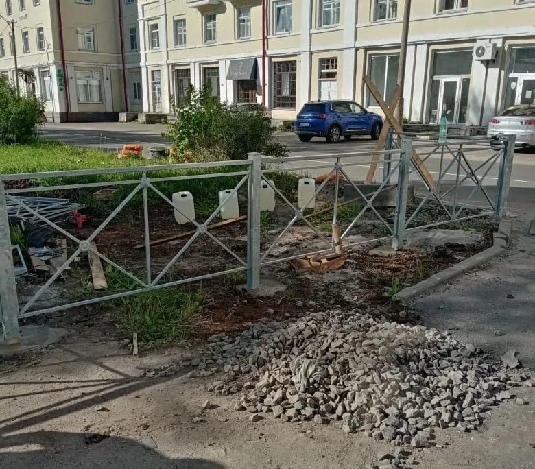 В Сегеже просят не ходить по газонам в обновляемом сквере