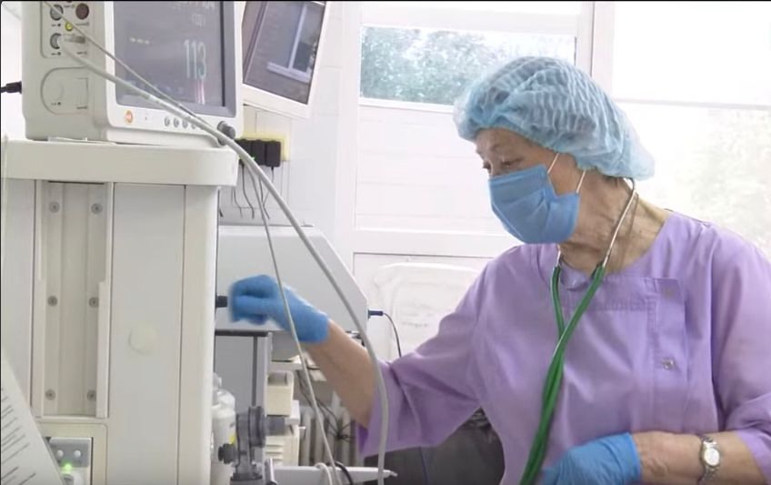 Михаил Охлопков поздравил врача, которая спасла сотни жизней