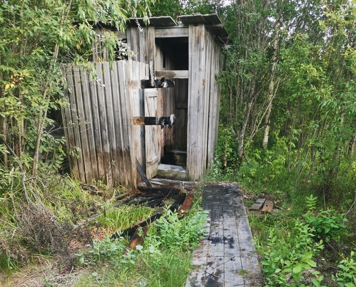 В Пудожском районе оперативно ликвидировали пожар в общественном туалете