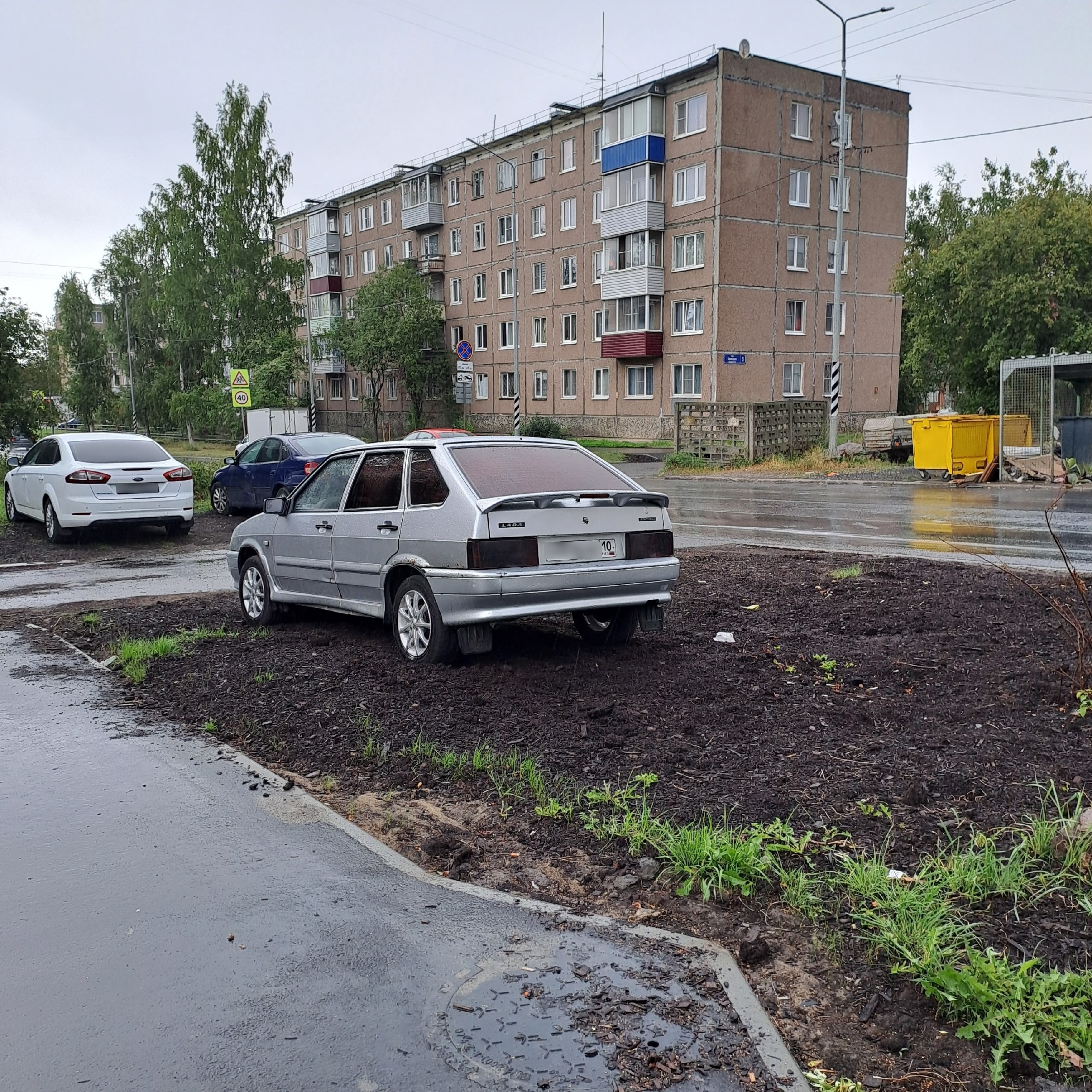 Только что подсыпанный газон — не место для парковки