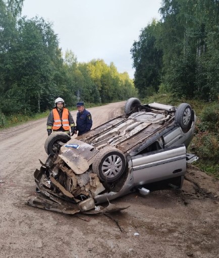 Автомобиль перевернулся на трассе Суоярви — Поросозеро
