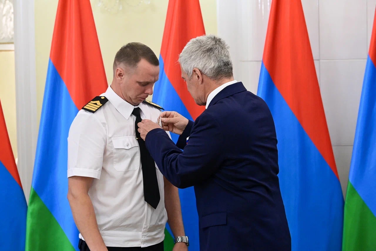 Глава Карелии вручил медаль «За спасение погибавших» капитану Юрию Петрову