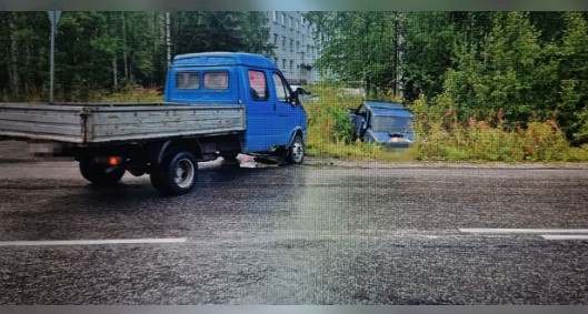 В Костомукше водитель ГАЗа столкнулся с ВАЗом на встречке