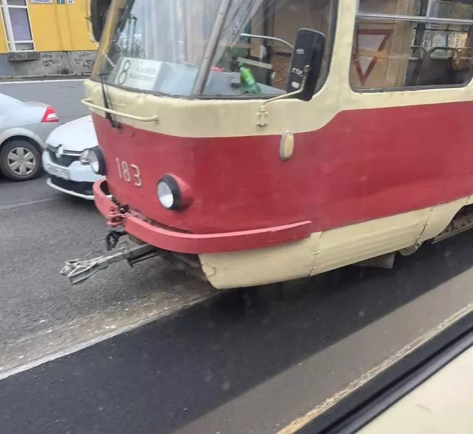 ДТП с трамваем: рабочие ночью рельсы закатали в асфальт