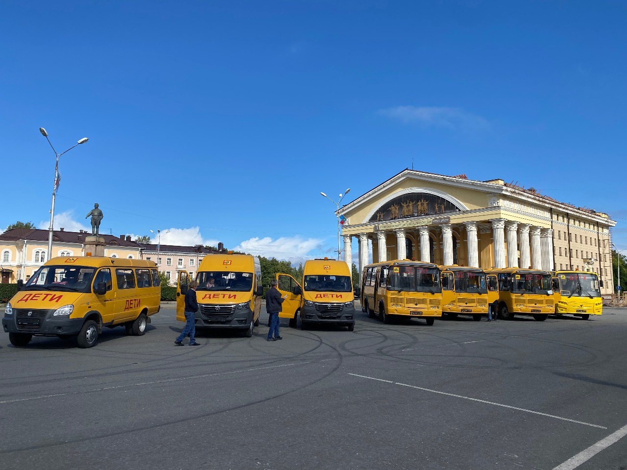 Сельские школы Карелии получили новые автобусы к новому учебному году
