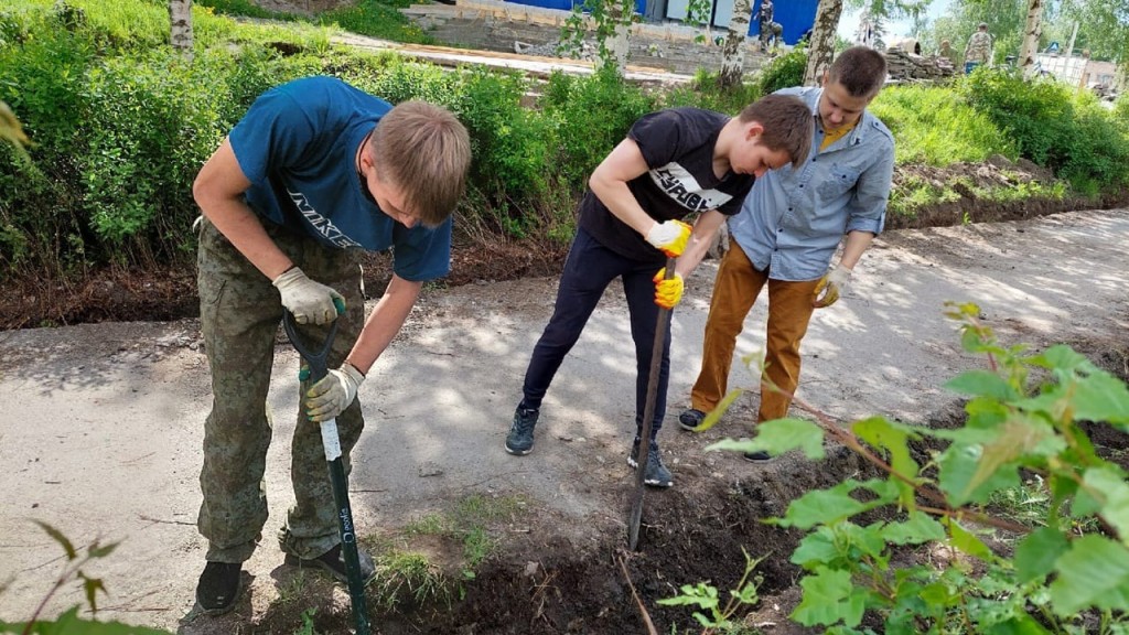 С начала года более 200 работодателей приняли на работу подростков