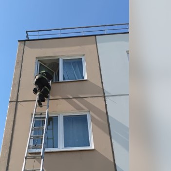 В Чалне пожарные спасли пожилую женщину, которая более суток не выходила на связь