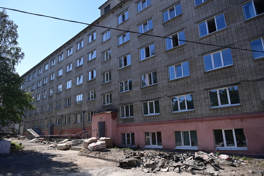 Глава Карелии проверил ход капитального ремонта общежития Петрозаводского автотранспортного техникума