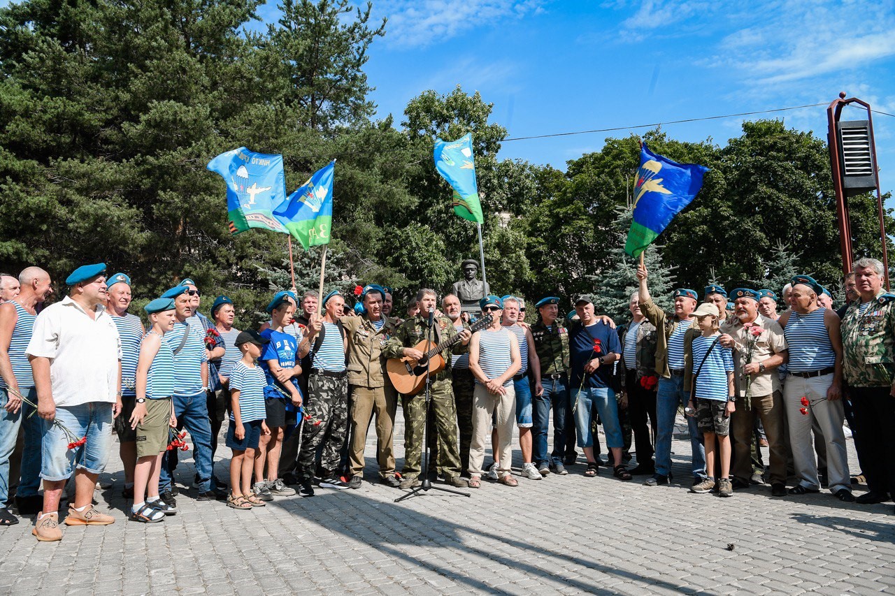 Инна Колыхматова поздравила десантников с Днем ВДВ