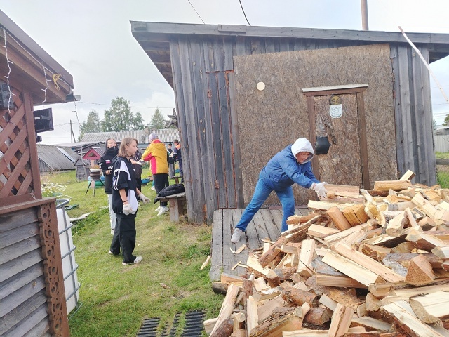 В Карелии волонтеры помогли семье участника СВО заготовить дрова