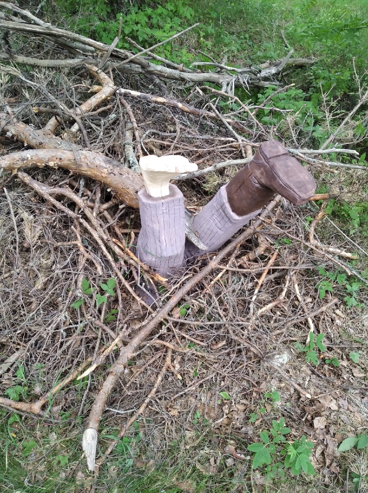 Неизвестные украли скульптуру «Ноги» в веселой деревне Киндасово