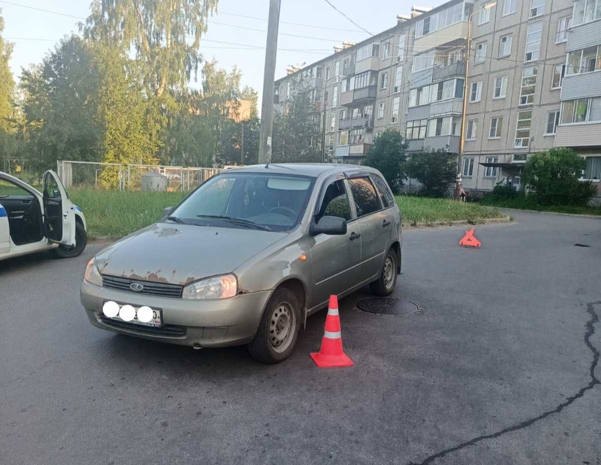 Четырехлетний ребенок на самокате попал по колеса легковушки в отдаленном районе Петрозаводска