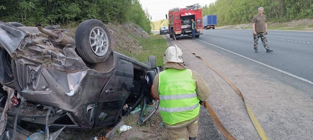 Двоих заблокировало в перевернувшемся авто после жесткого ДТП на трассе «Кола» в Карелии