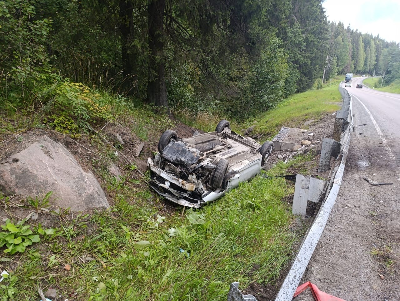 Уложил авто на крышу и сбежал: в Сортавале на  месте ДТП нашли только машину