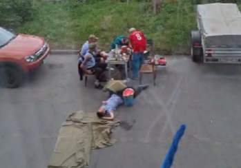 Маргиналы устроили попойку во дворе жилого дома в Петрозаводске