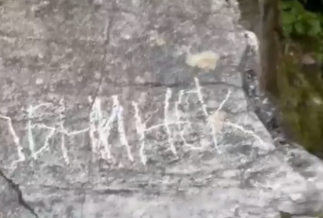 Очередной турист изрисовал скалу в Карелии