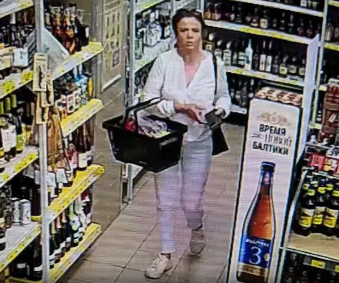 Полиция просит помочь опознать подозреваемую в краже