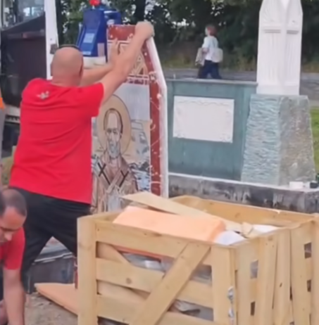 Меценаты установили каменную икону на набережной в Сортавале