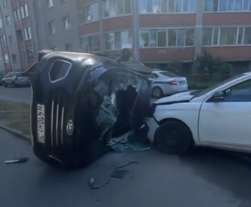 Две легковушки столкнулись на Зареке в Петрозаводске