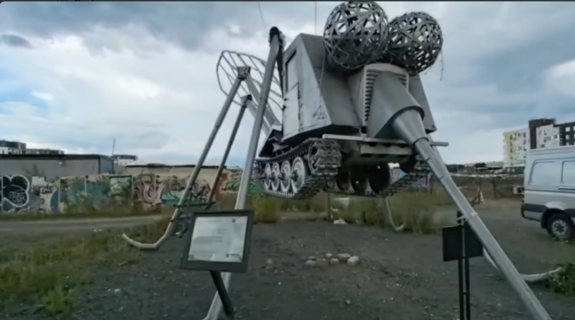 Скульптура «Онежский комар» может улететь с привычного места в Петрозаводске