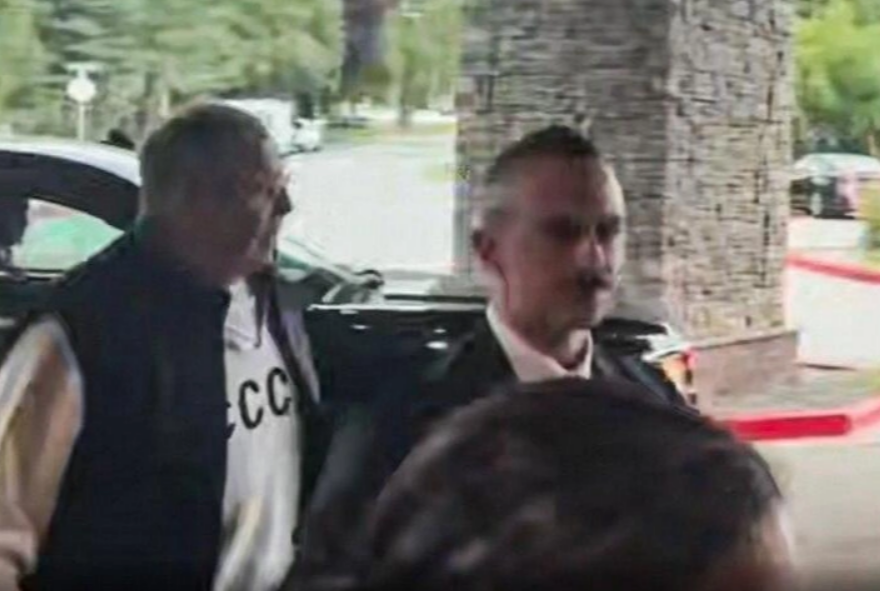 Россияне раскупили свитер с надписью «СССР», в котором Лавров прилетел на Аляску