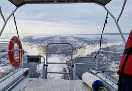 Служба спасения получила вызов с дрейфующей лодки в Кондопожской губе